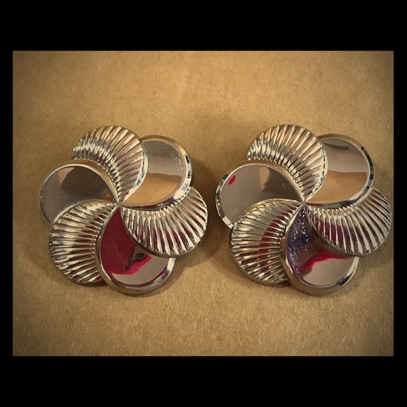 SIGNED Volupte Trefoil Flower Clip On Earrings - Picture 1 of 8